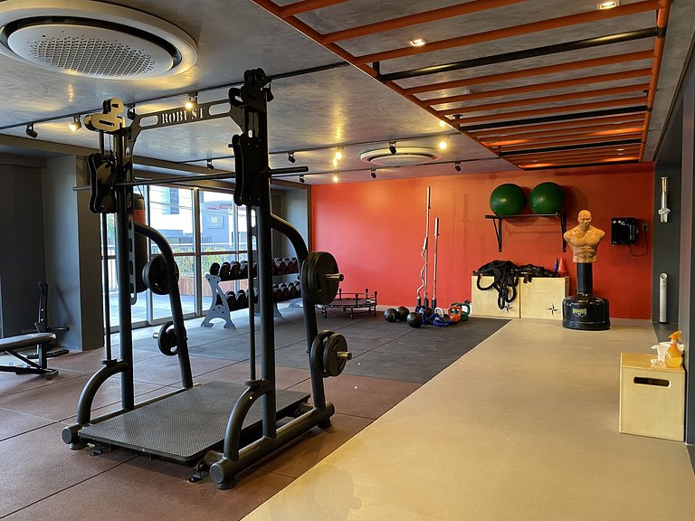 Studio com varanda 100 metros da praia
