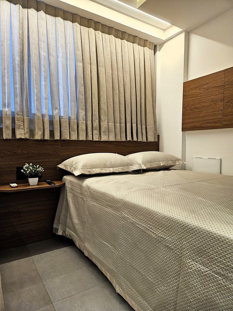 Lindo Flat com 2 camas casal a 50m da praia