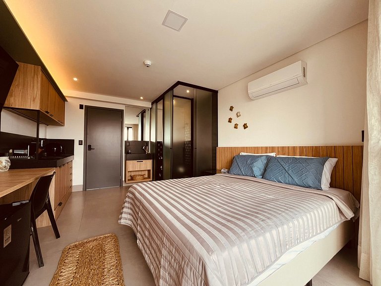 Flat com varanda a 50m da praia