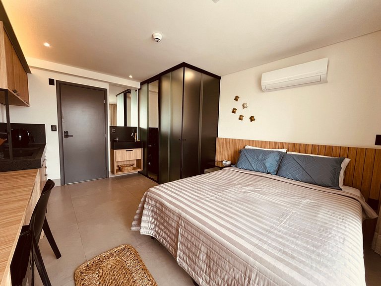 Flat com varanda a 50m da praia