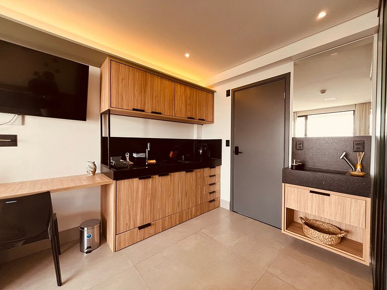 Flat com varanda a 50m da praia