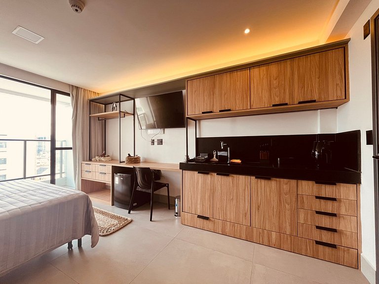 Flat com varanda a 50m da praia