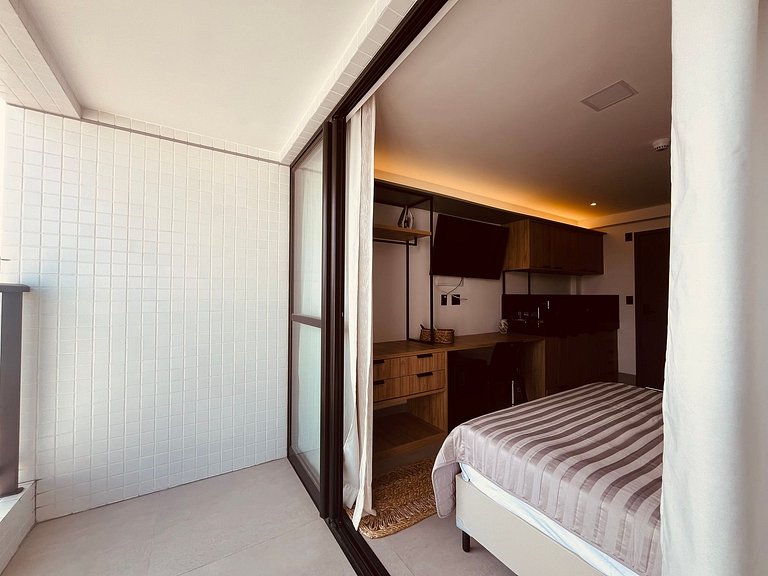Flat com varanda a 50m da praia