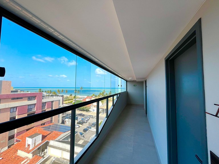 Flat com varanda a 50m da praia
