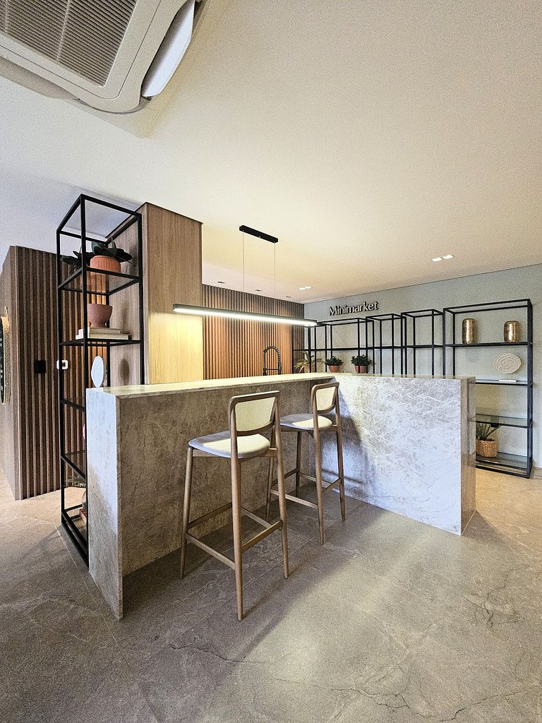 Belo Flat "pé na areia" no Jardim Oceania