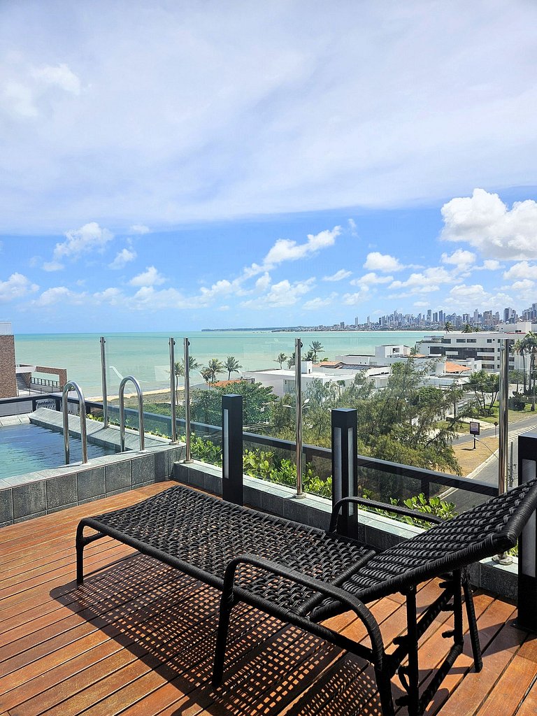 Belo flat 50m da praia no Bessa
