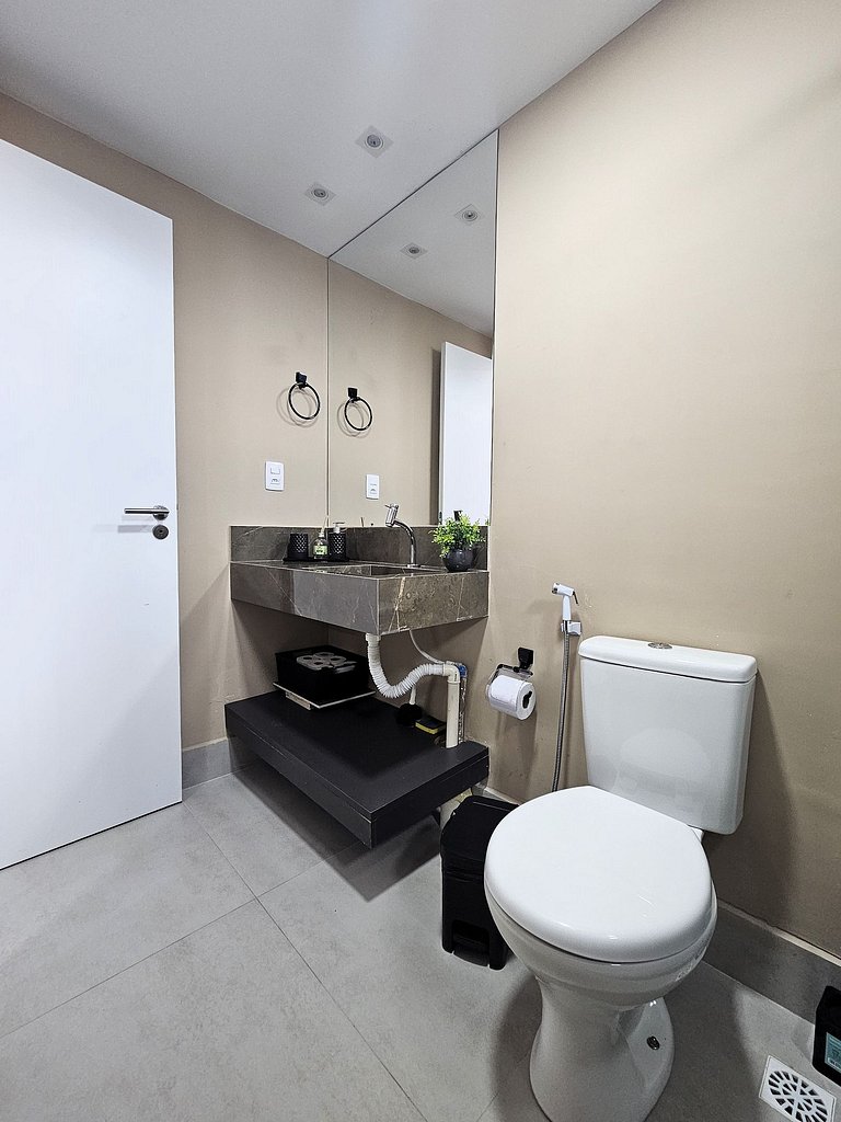 Belo flat 50m da praia no Bessa