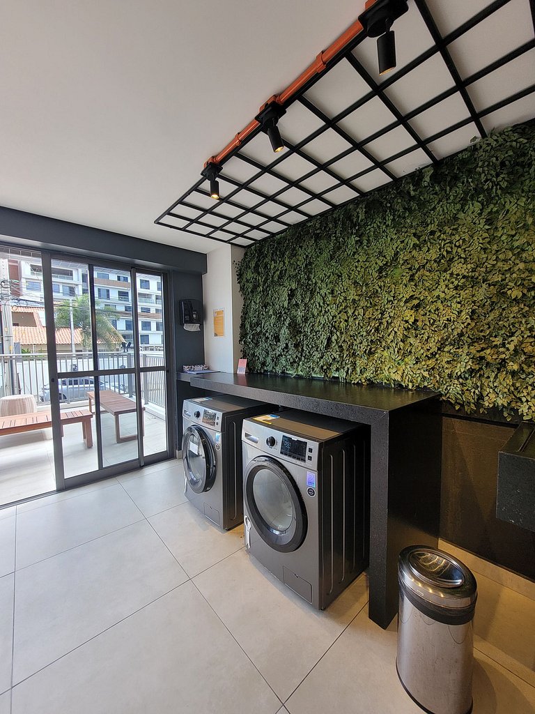 Apto com Varanda a 100 metros da praia