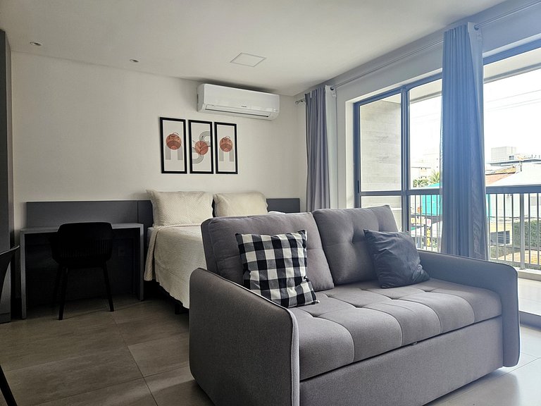 Studio Amplo com Varanda 100 metros da praia