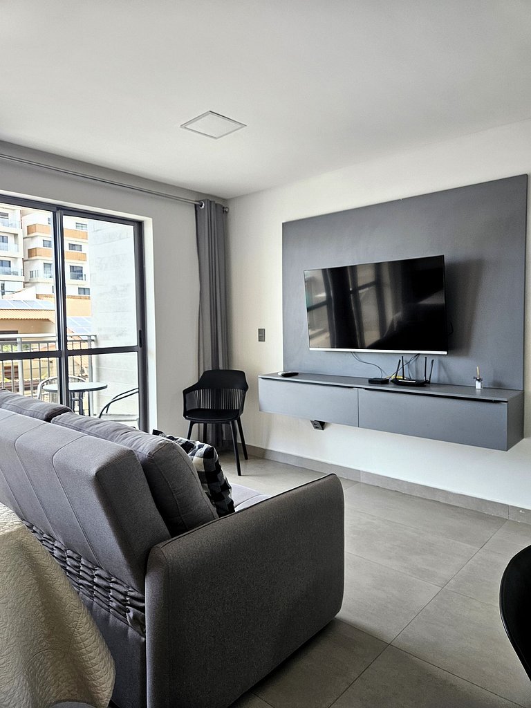 Studio Amplo com Varanda 100 metros da praia