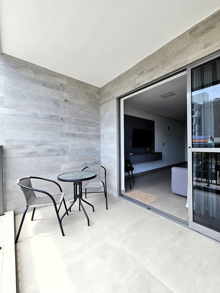 Studio Amplo com Varanda 100 metros da praia