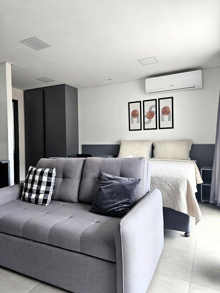 Studio Amplo com Varanda 100 metros da praia