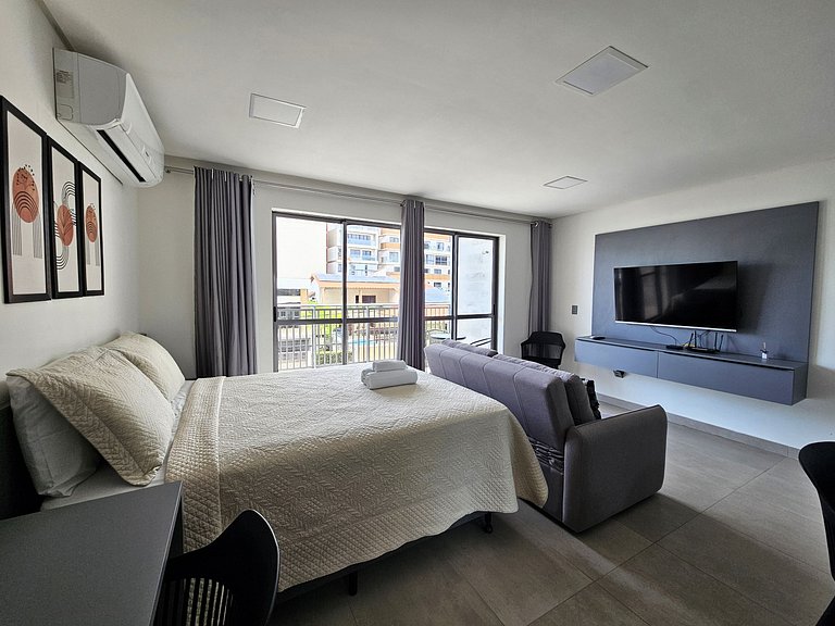 Studio Amplo com Varanda 100 metros da praia