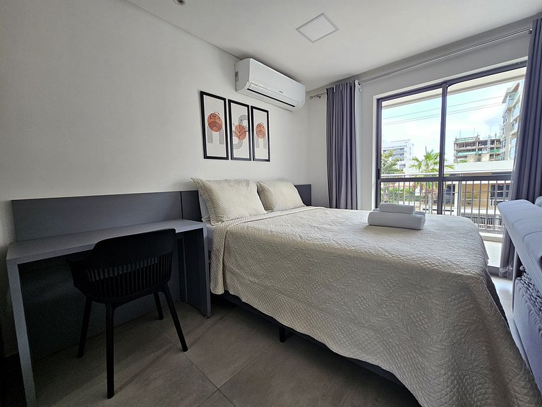 Studio Amplo com Varanda 100 metros da praia
