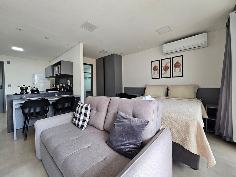 Studio Amplo com Varanda 100 metros da praia