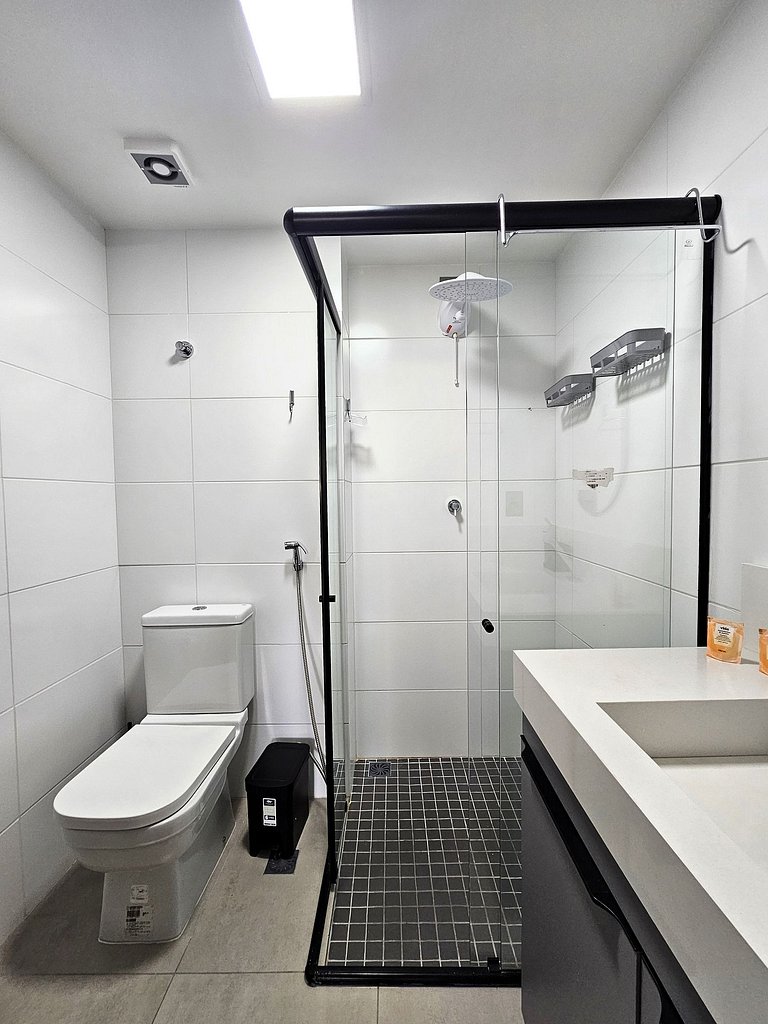 Studio Amplo com Varanda 100 metros da praia