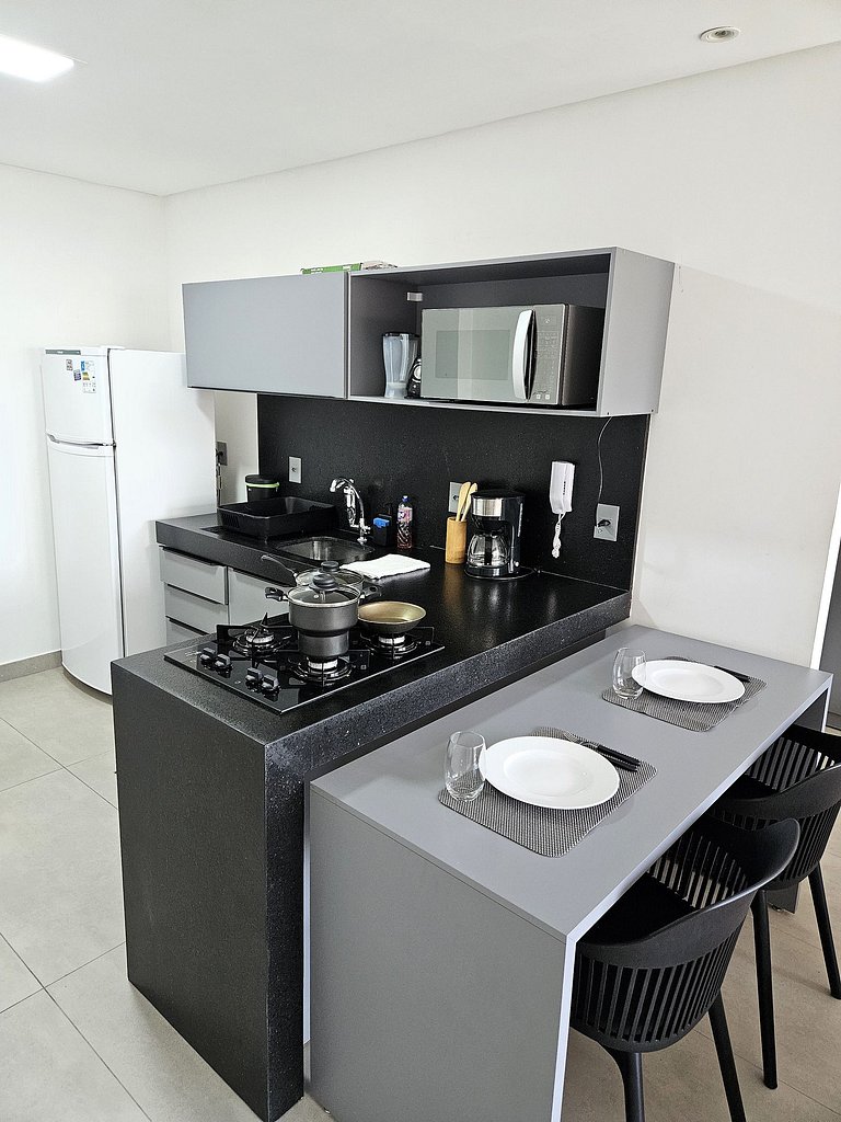 Studio Amplo com Varanda 100 metros da praia