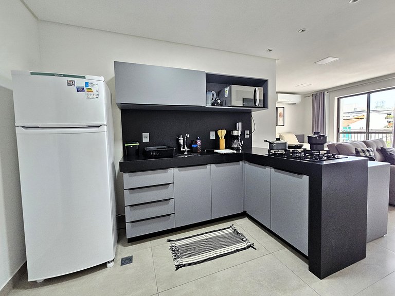 Studio Amplo com Varanda 100 metros da praia