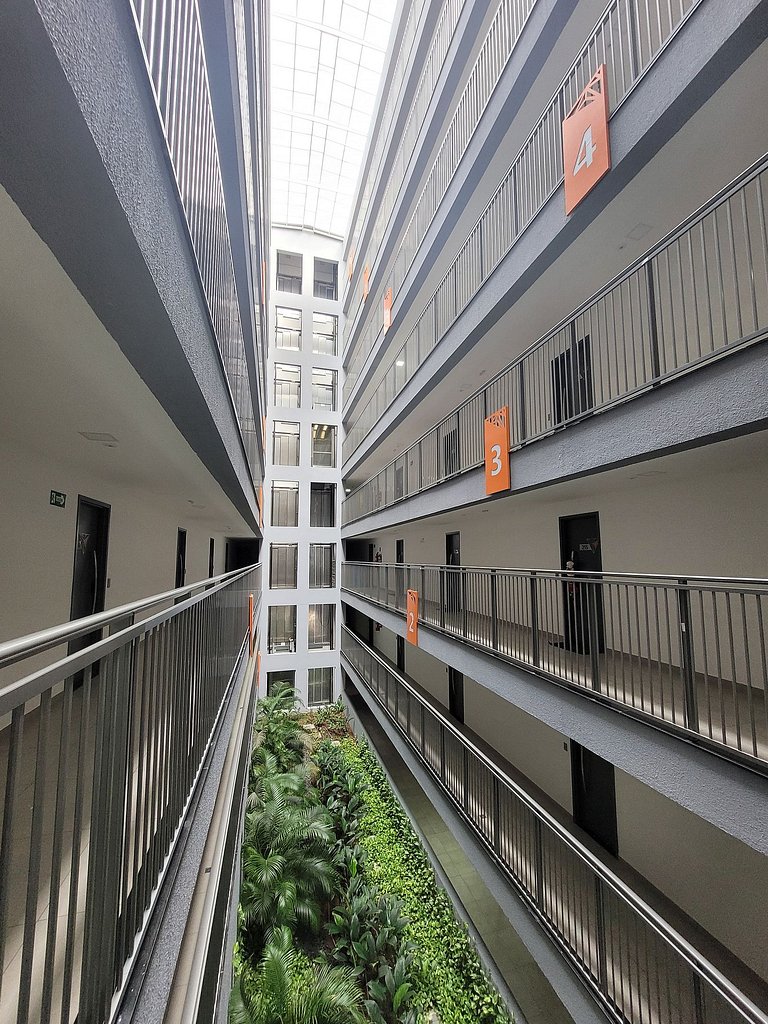 Studio Amplo com Varanda 100 metros da praia