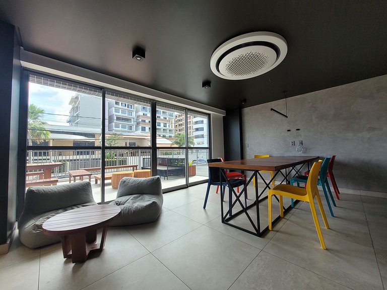 Studio Amplo com Varanda 100 metros da praia