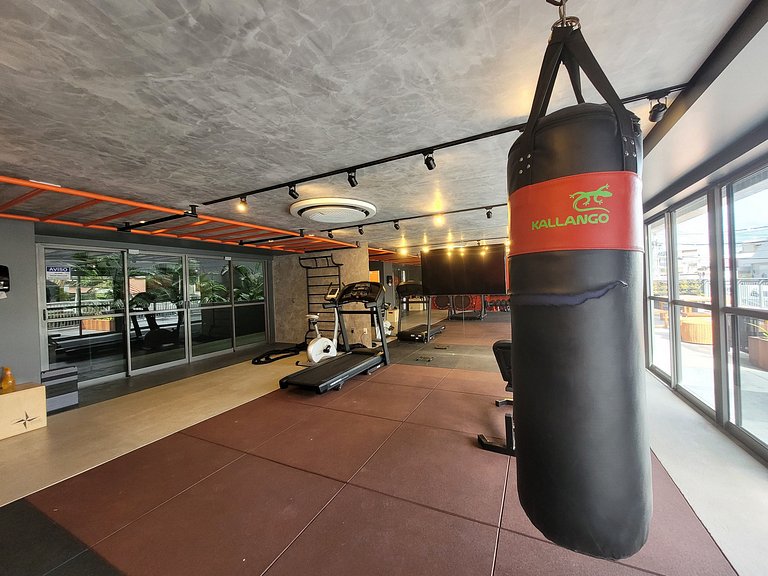 Studio Amplo com Varanda 100 metros da praia