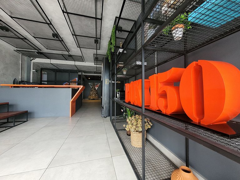 Studio Amplo com Varanda 100 metros da praia