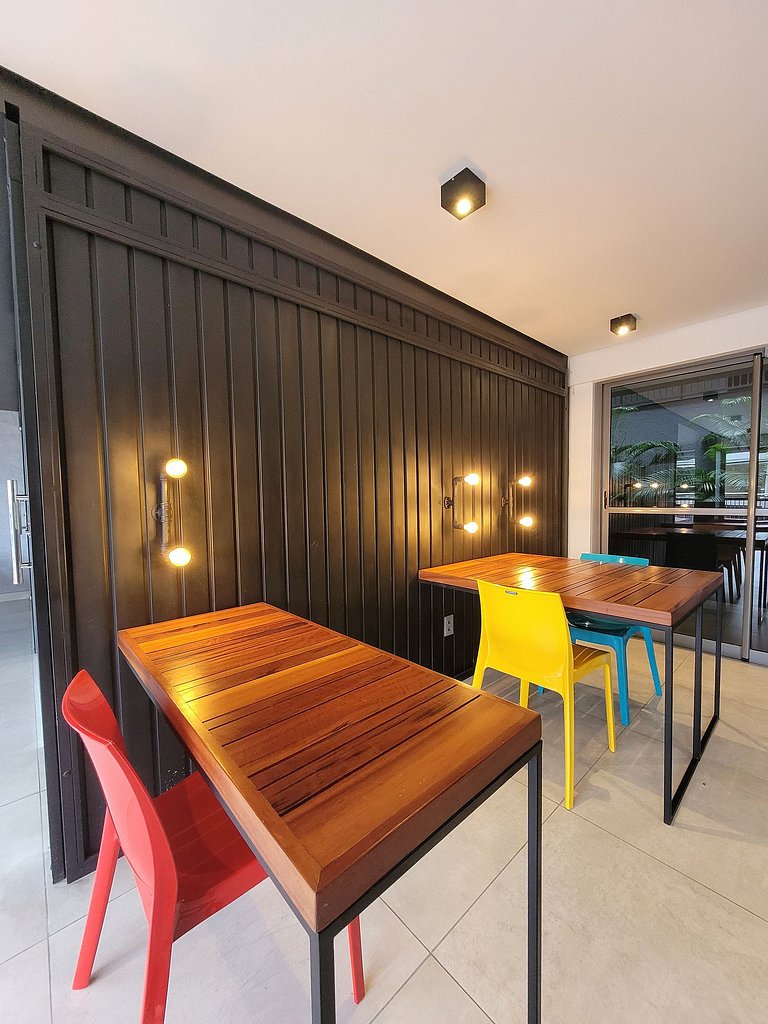 Studio Amplo com Varanda 100 metros da praia