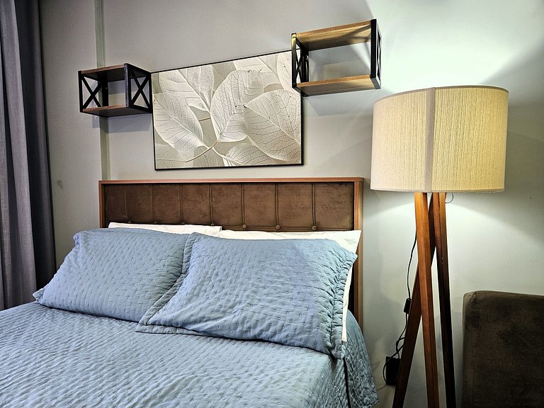 Belo Flat "pé na areia" no Jardim Oceania