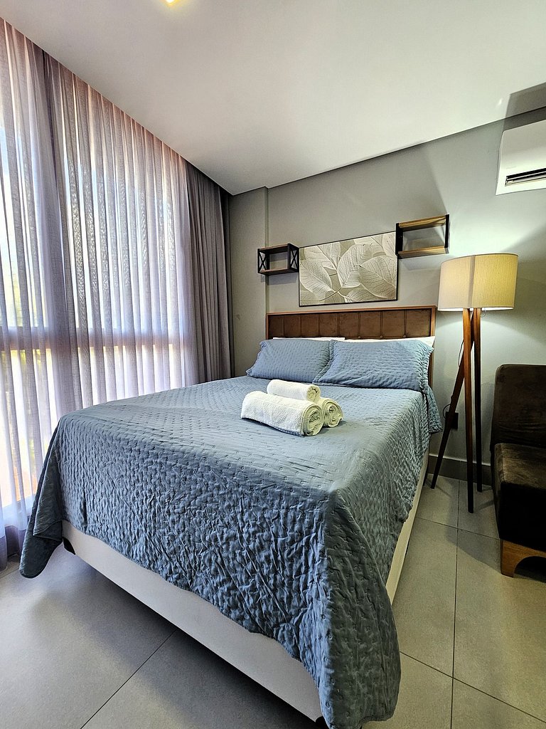 Belo Flat "pé na areia" no Jardim Oceania