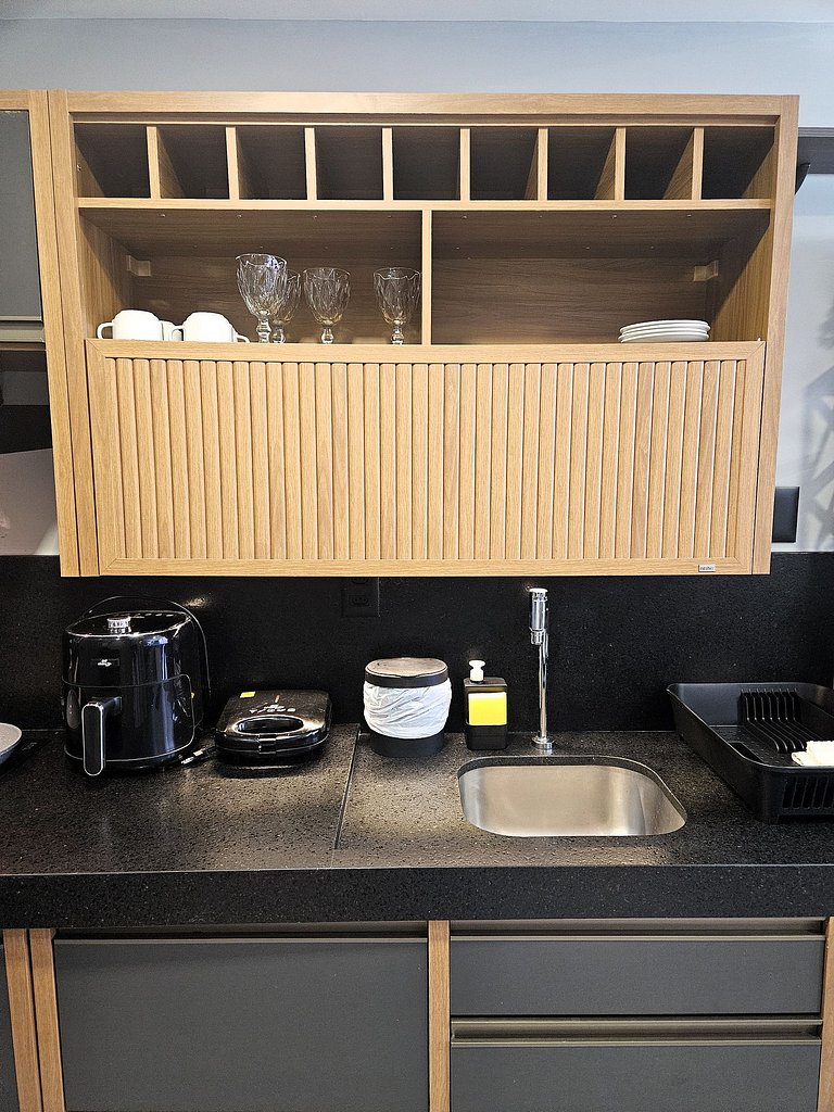 Belo Flat "pé na areia" no Jardim Oceania