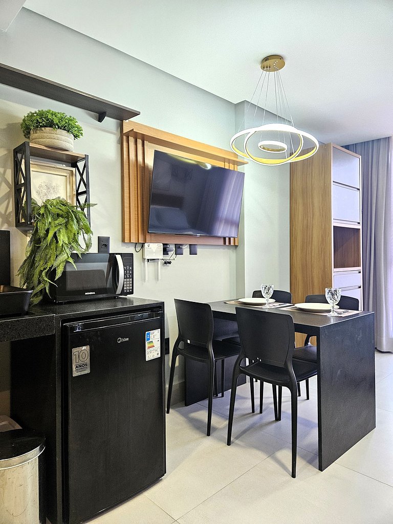 Belo Flat "pé na areia" no Jardim Oceania