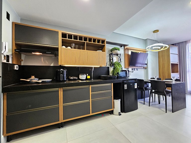 Belo Flat "pé na areia" no Jardim Oceania