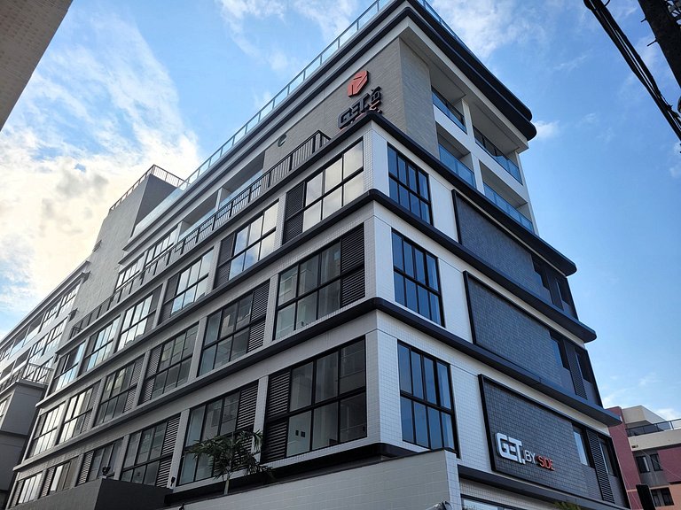 Flat espaçoso e confortável a 50m da praia